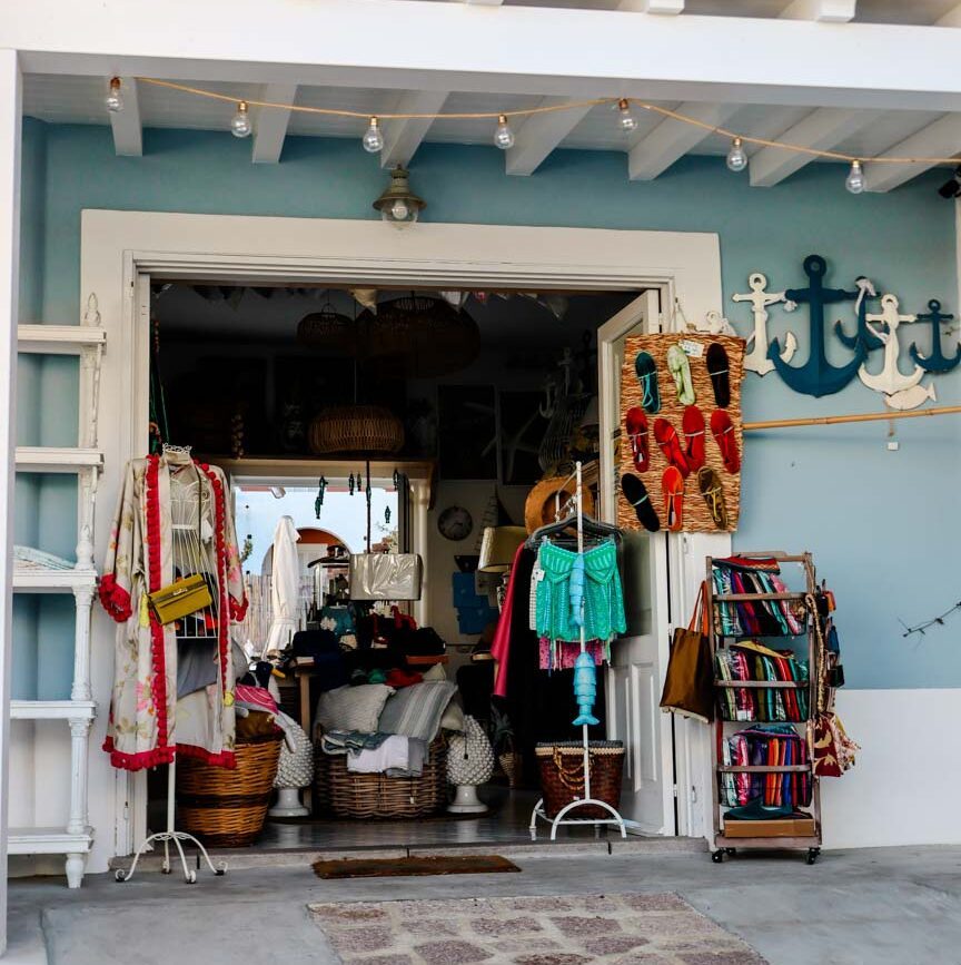 Boutique-Shop auf Panarea mit Hüten, Taschen