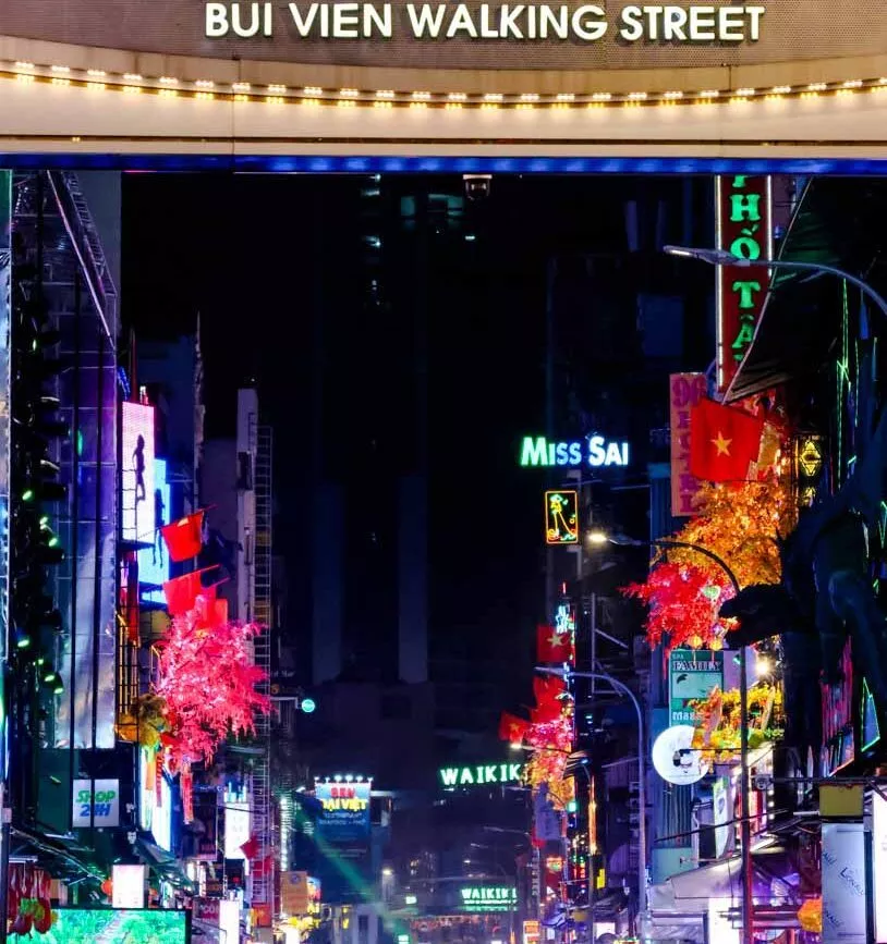 bui vien walking street in ho chi minh stadt ueberfuellt mit menschen Bui Vien Walking Street in Ho-Chi-Minh-Stadt, überfüllt mit Menschen