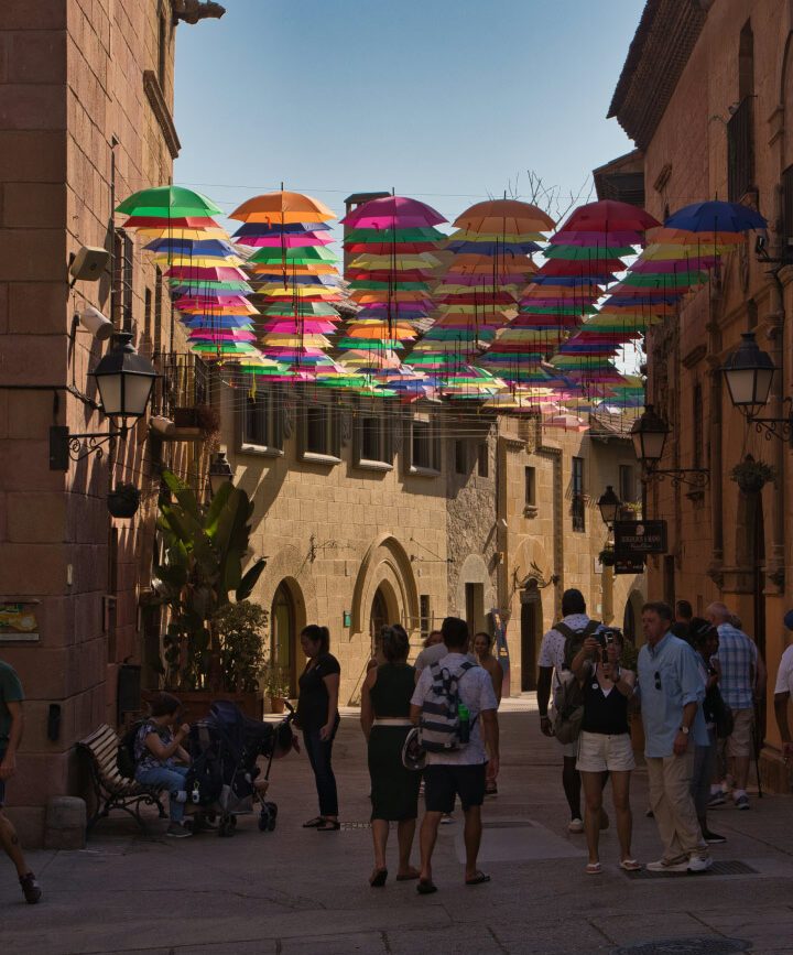 bunte regenschirme im poble espanyol barcelona