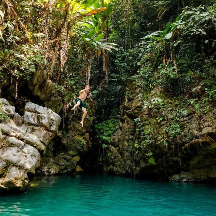 cliffjumping bei natuerlicher quelle bei phong nha vietnam