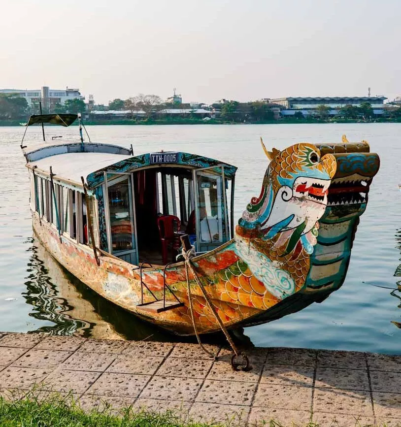 drachenboot in hue am parfuemfluss