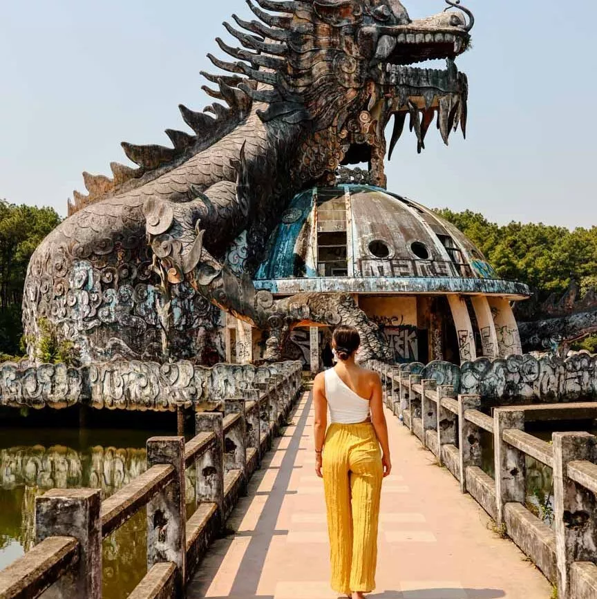 drachenstatue im stillgelegten wasserpark in hue
