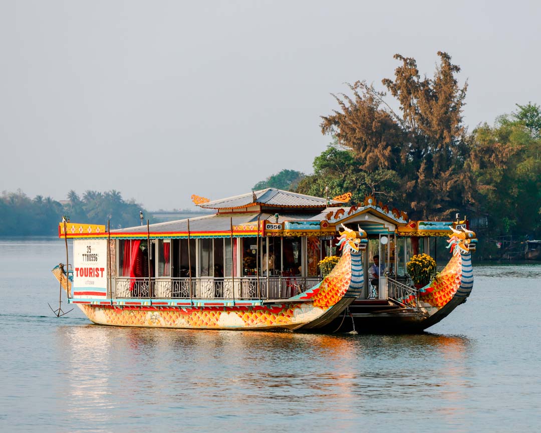 ein boot mit drachenmotiven schwimmt in hue vietnam
