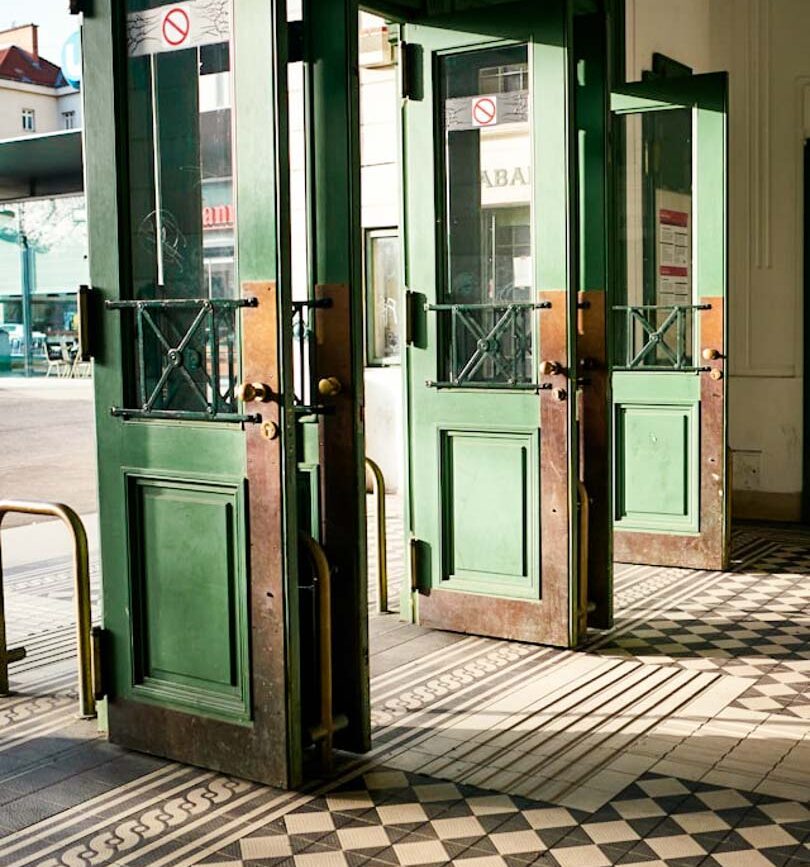 eingang u bahn station im jugenstil in wien staedtetrip