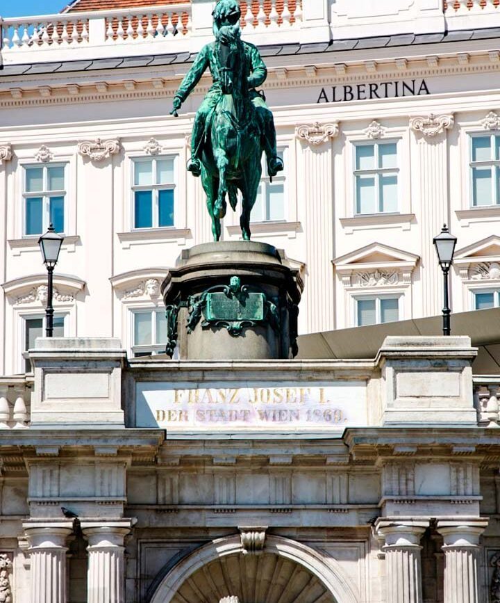 erzherzog albrecht denkmal in wien staedtetrip