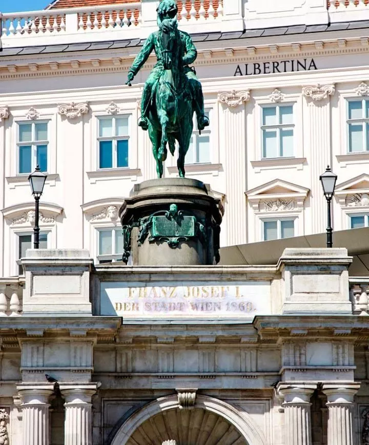 erzherzog albrecht denkmal in wien staedtetrip