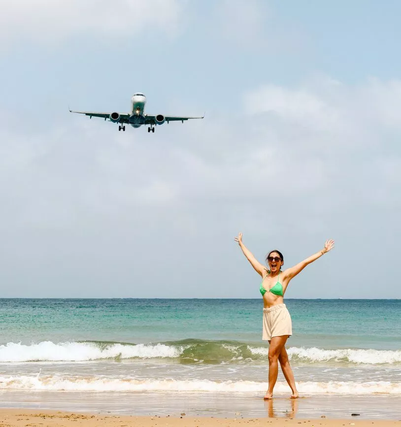 Flugzeug im Landeanflug auf den Strand Đầm Trầu