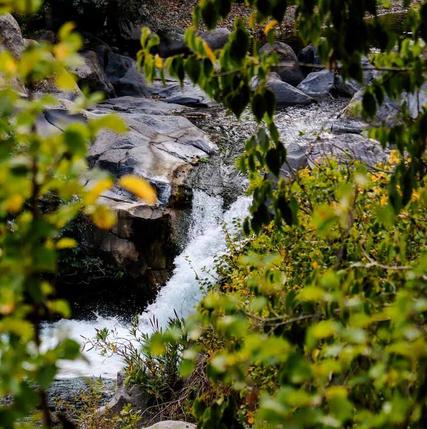 Fluss Alcantara schlängelt sich zwischen Felsen