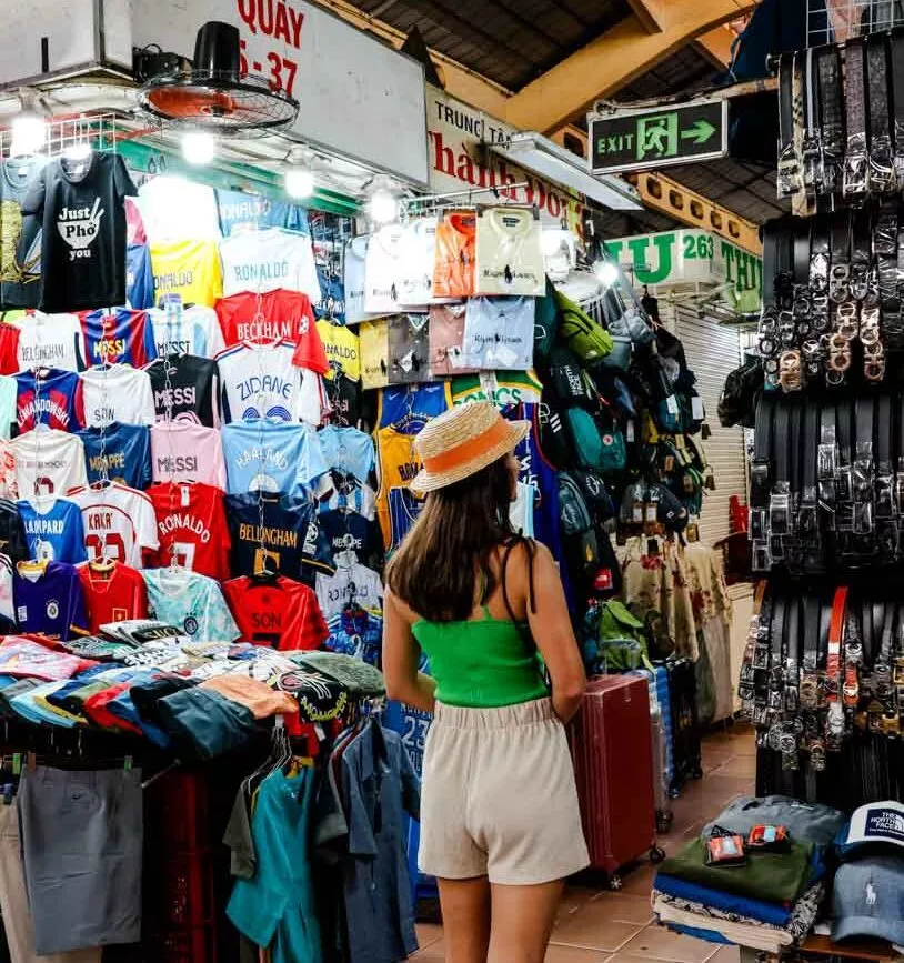 frau auf einem markt in ho chi minh verkauft t shirts Frau auf einem Markt in Ho-Chi-Minh verkauft T-Shirts
