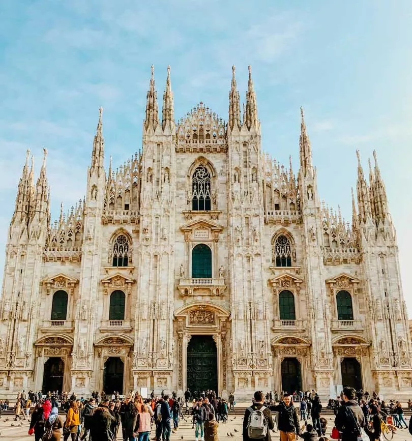 frontalansicht des mailaender doms in mailand frontalansicht des mailaender doms in mailand