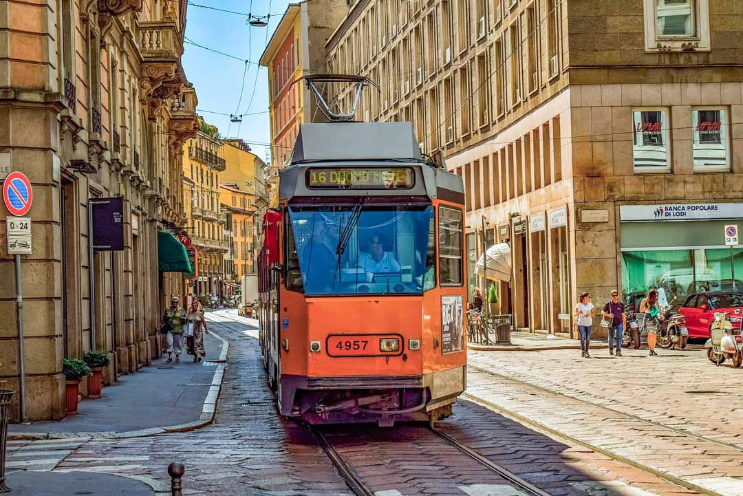 gelbe tram in mailand richtung mailaender dom gelbe tram in mailand richtung mailaender dom
