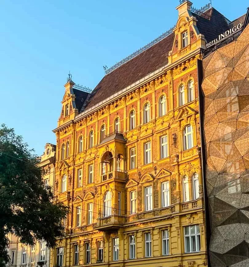 gelbes gebaeude mit fenstern in der naehe des hotels indigo