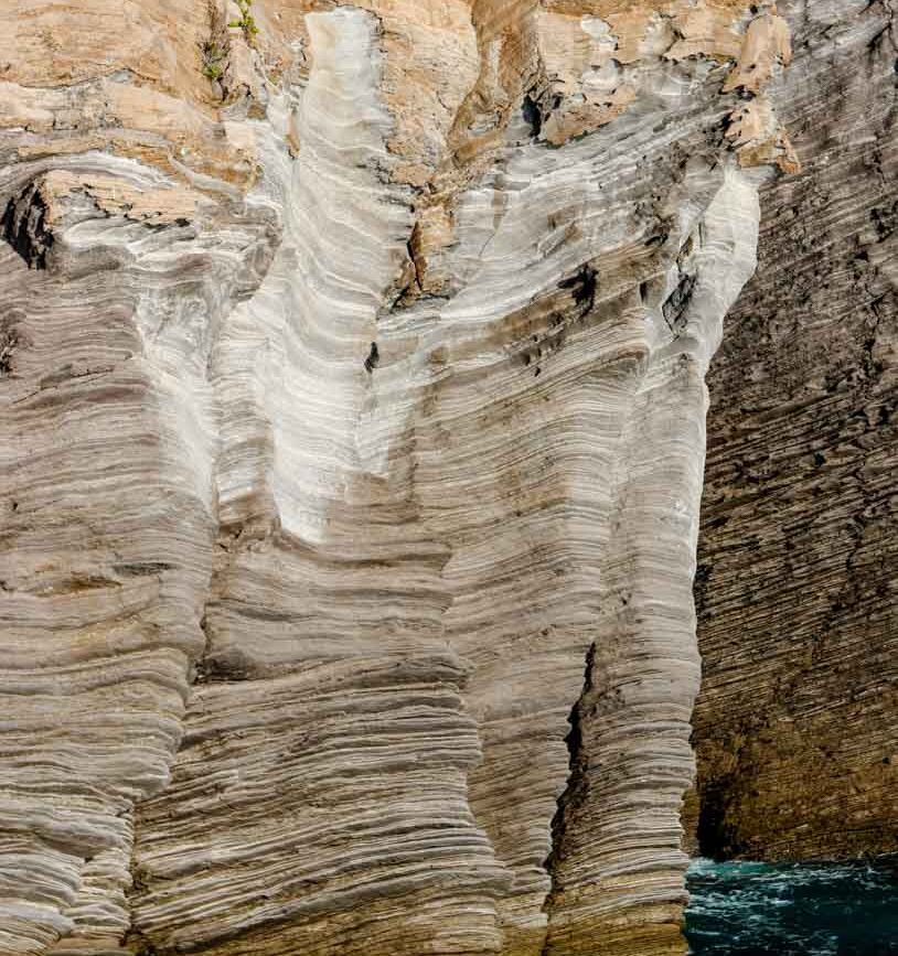 Geschichtete Felsformationen aus Lava