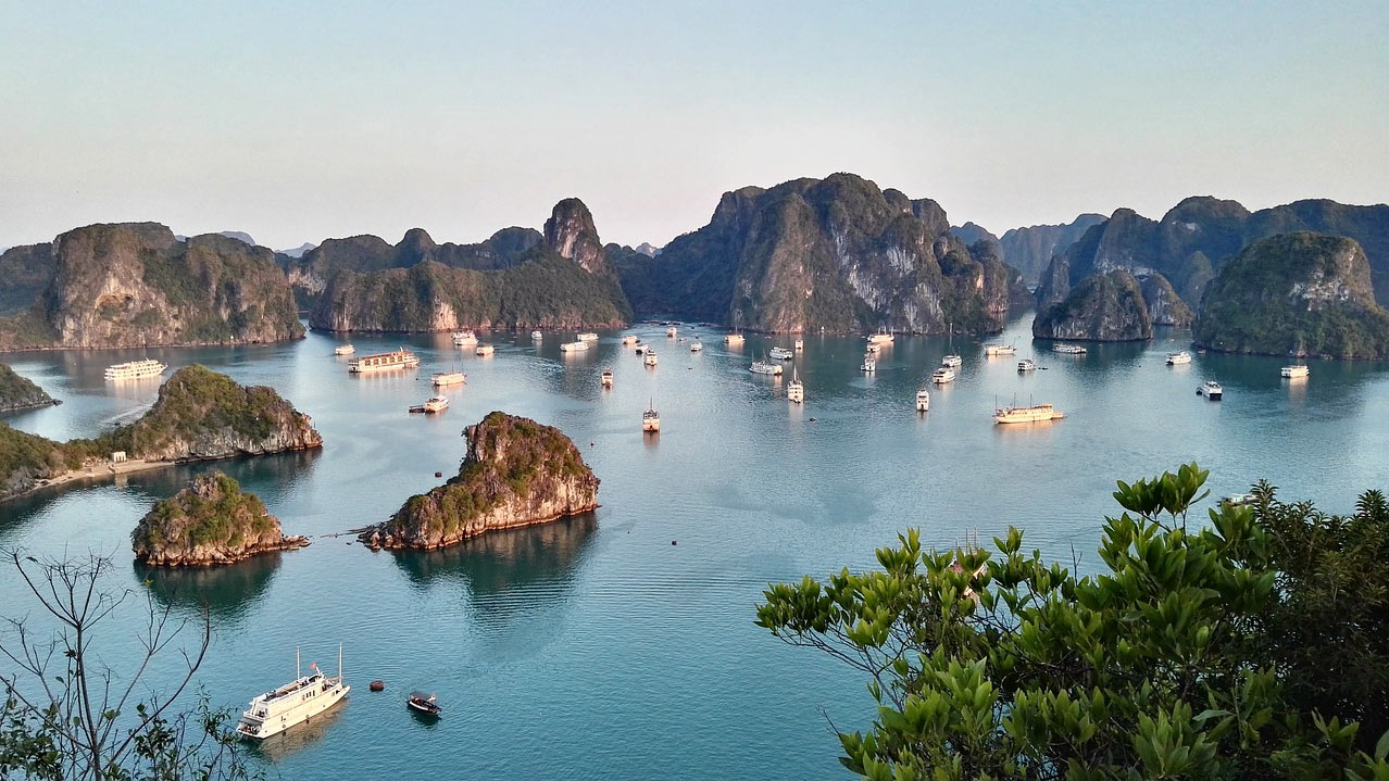 halong bucht vietnam boote ruhiges wasser inseln Halong Bucht, Vietnam: Boote, ruhiges Wasser, Inseln
