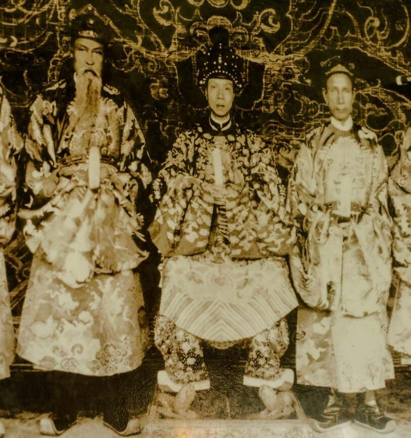 historisches foto drei koenige und adelige in traditioneller kleidung