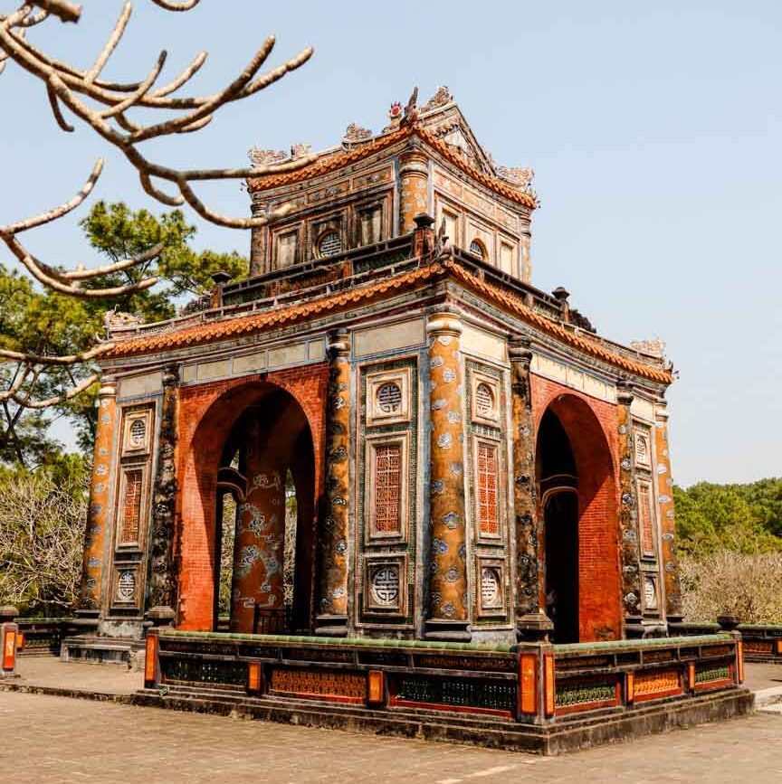 historisches gebaeude in hue vietnam mit baeumen