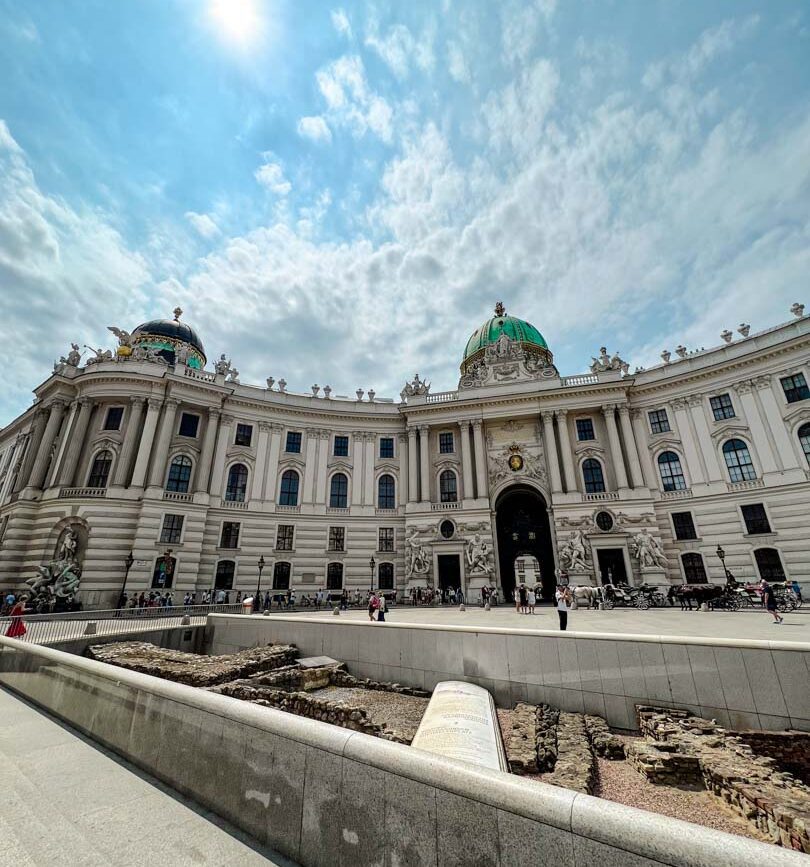 hofburg am michaelerplatz in wien staedtetrip