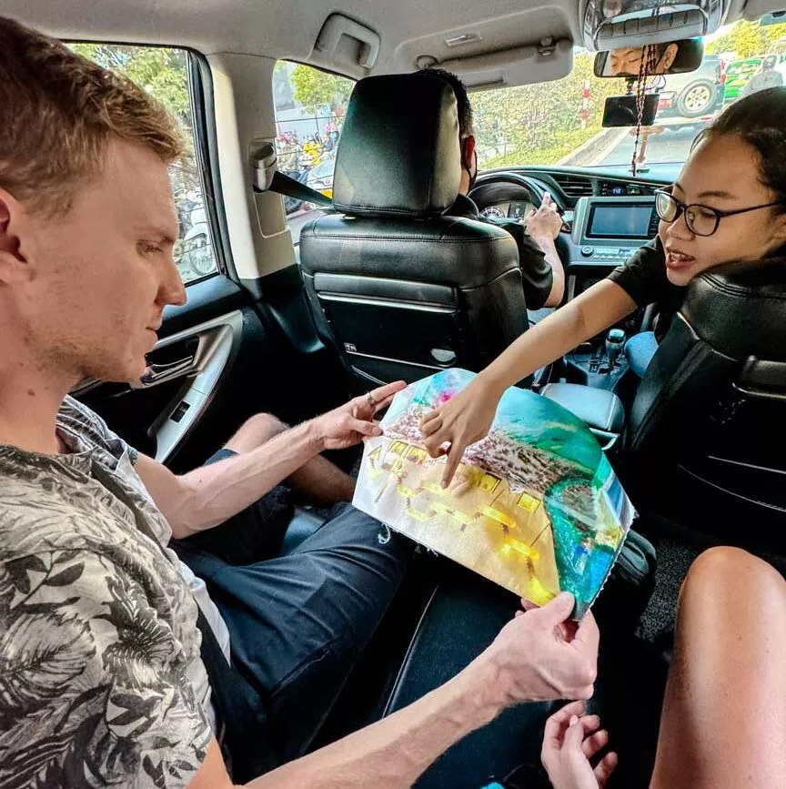 im privaten taxi erklaert uns der guide einiges zu den cu chi tunneln Im privaten Taxi erklärt uns der Guide einiges zu den Cu-Chi-Tunneln