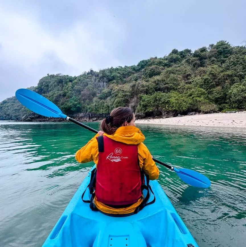 Kajakfahren in der Bai Tu Long Bay nahe der üppigen Küste