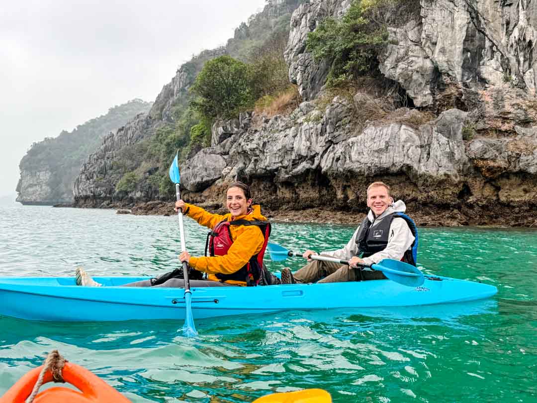 Kajaktour in der Bai Tu Long Bucht trotz Regen
