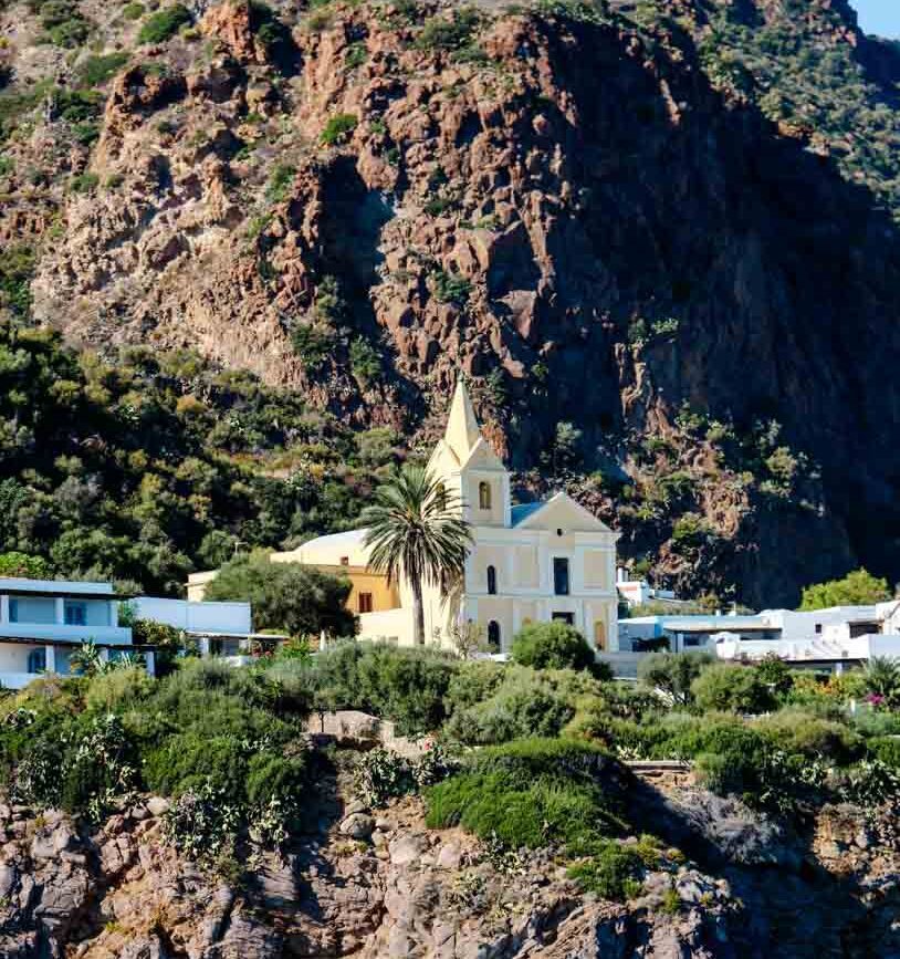 Kirche mit Glockenturm auf Panarea