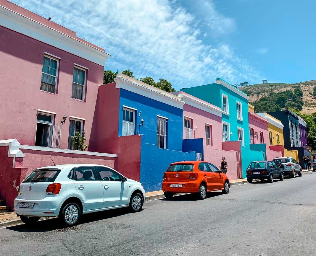 kleinwagen parken auf strasse in kapstadt