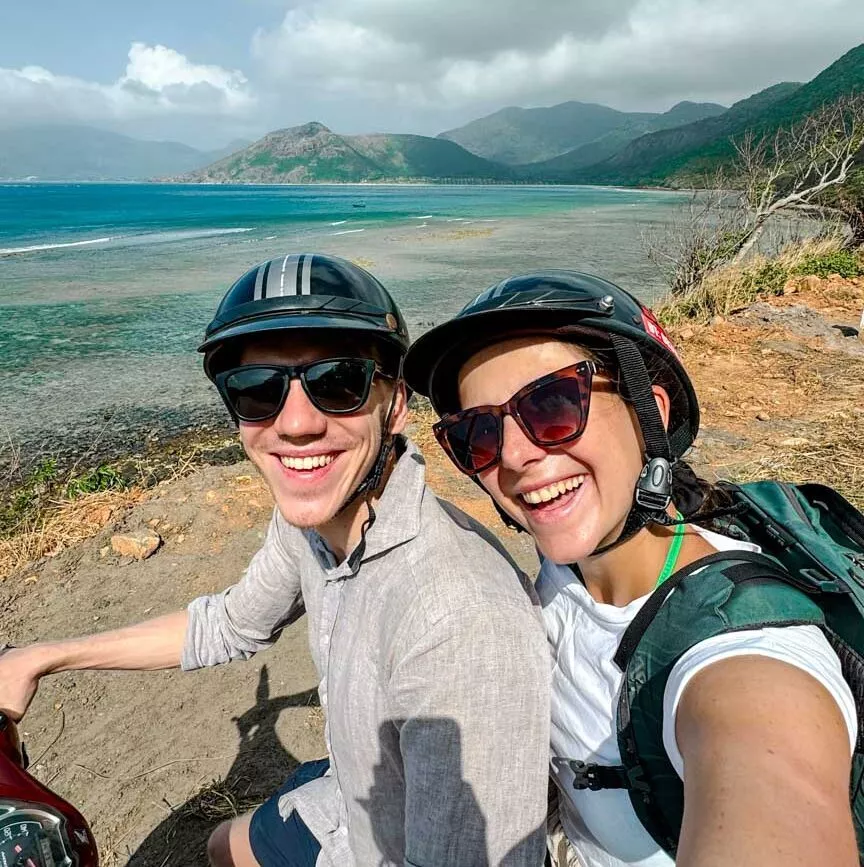 Kurzer Fotostopp beim Rollerfahren auf Con Dao