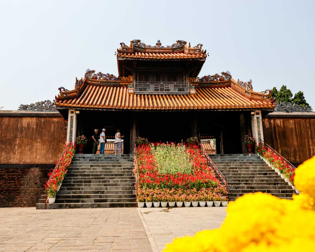 lang tu duc grabmahl in hue vietnam mit treppe und blumen