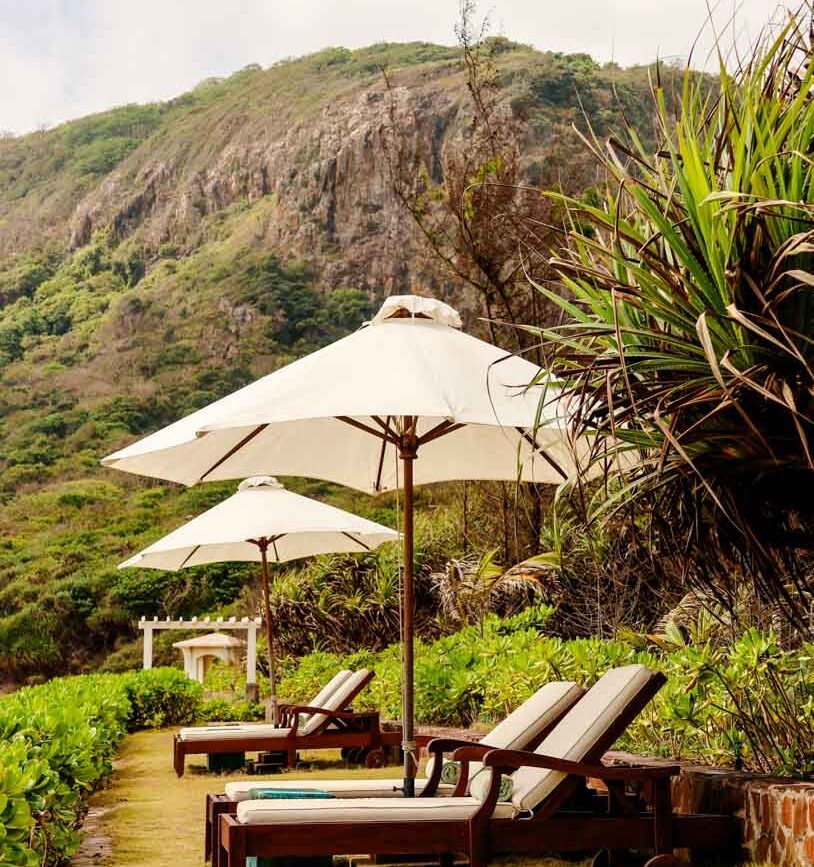 liegen am strand im poulo condor boutique resort spa