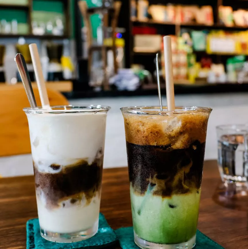 matcha und iced coffee im phinholic cafe in hue vietnam Matcha und Iced Coffee im PhinHolic Café in Hue, Vietnam