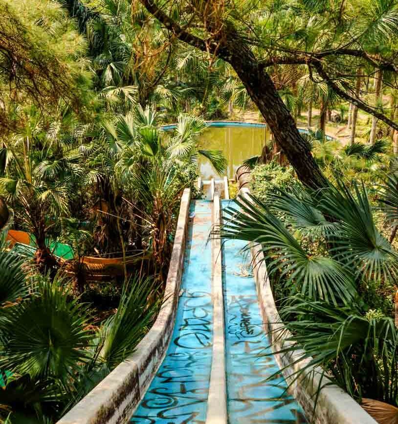 mit graffiti bedeckte wasserrutsche in hue vietnam