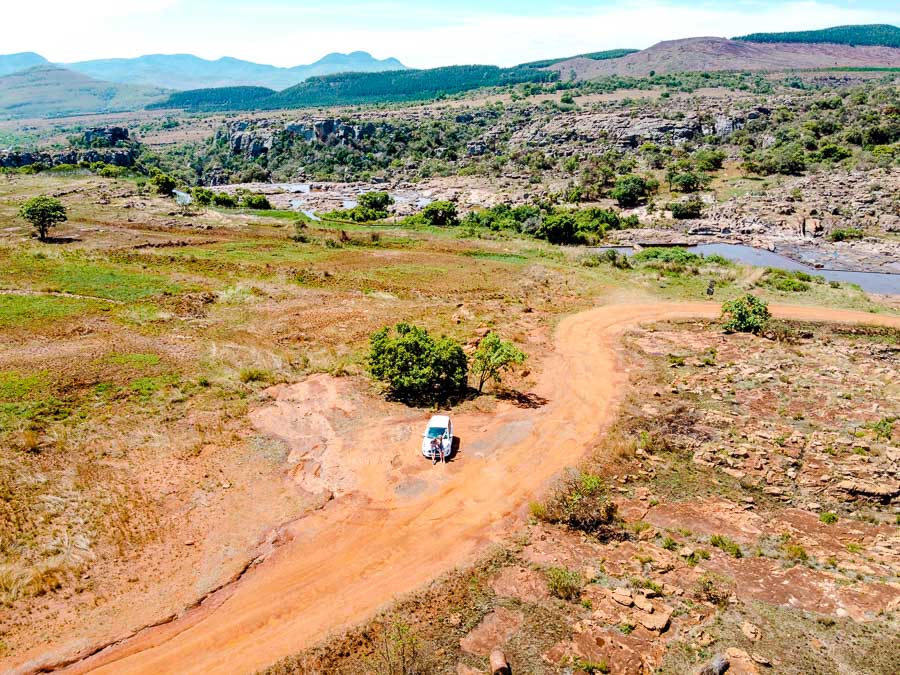 mit mietwagen ueber schotterstrassen in suedafrika