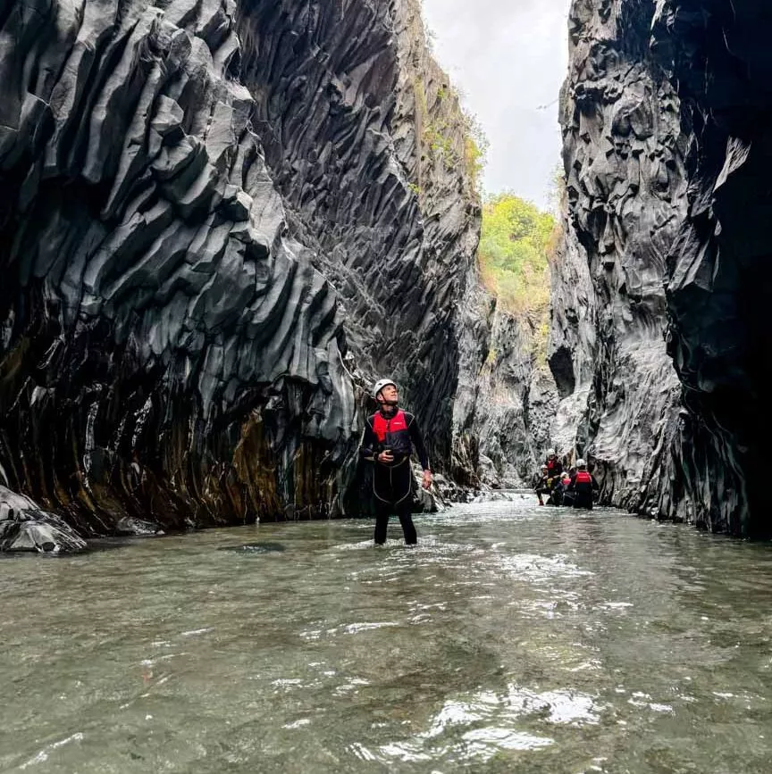 mitten in der alcantara schlucht