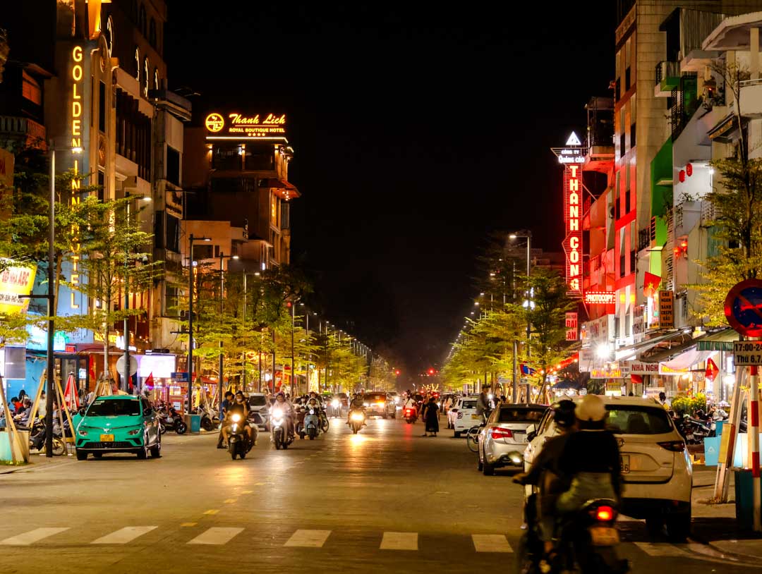 nachtstrasse in hue vietnam schilder autos menschen Nachtstraße in Hue, Vietnam: Schilder, Autos, Menschen