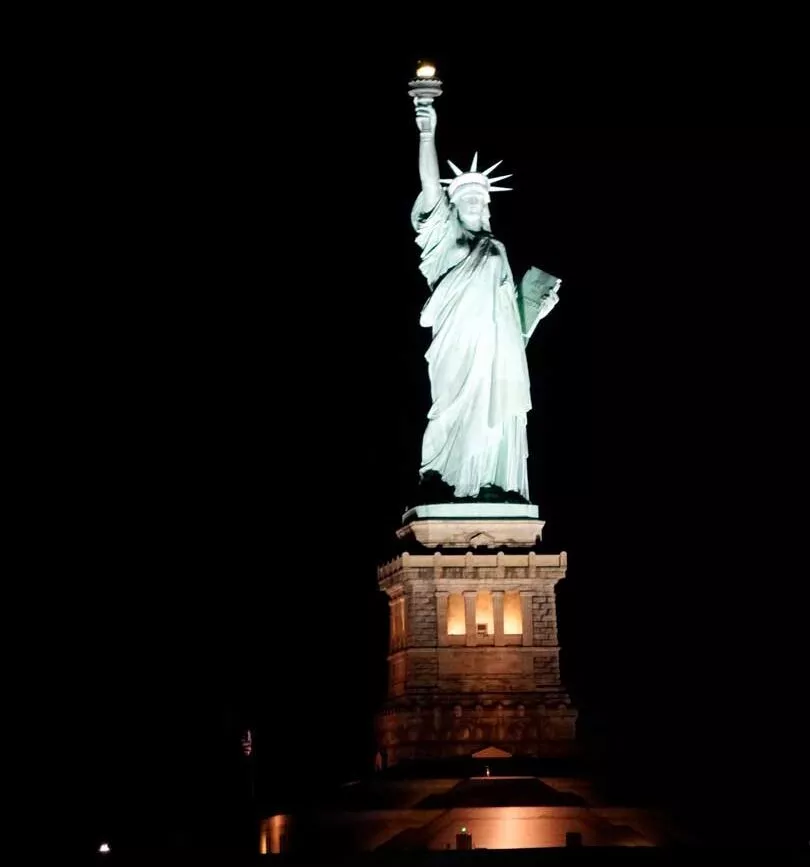 new york staedtetrip statue of liberty nachts new york staedtetrip statue of liberty nachts