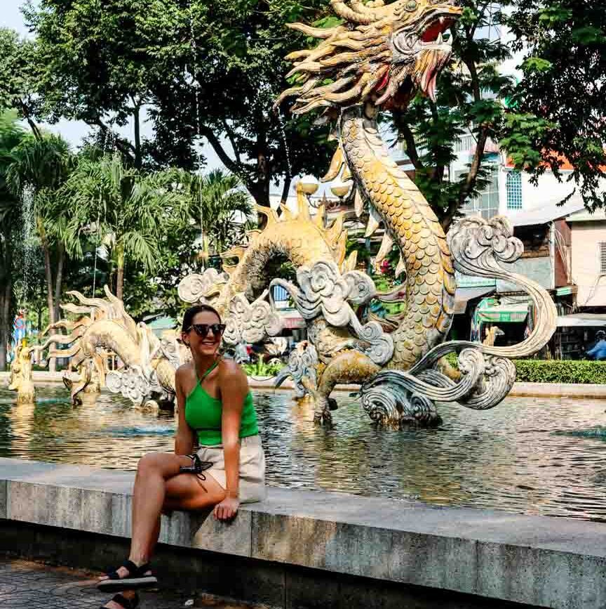 nina am drachenbrunnen in der china town in ho chi minh stadt