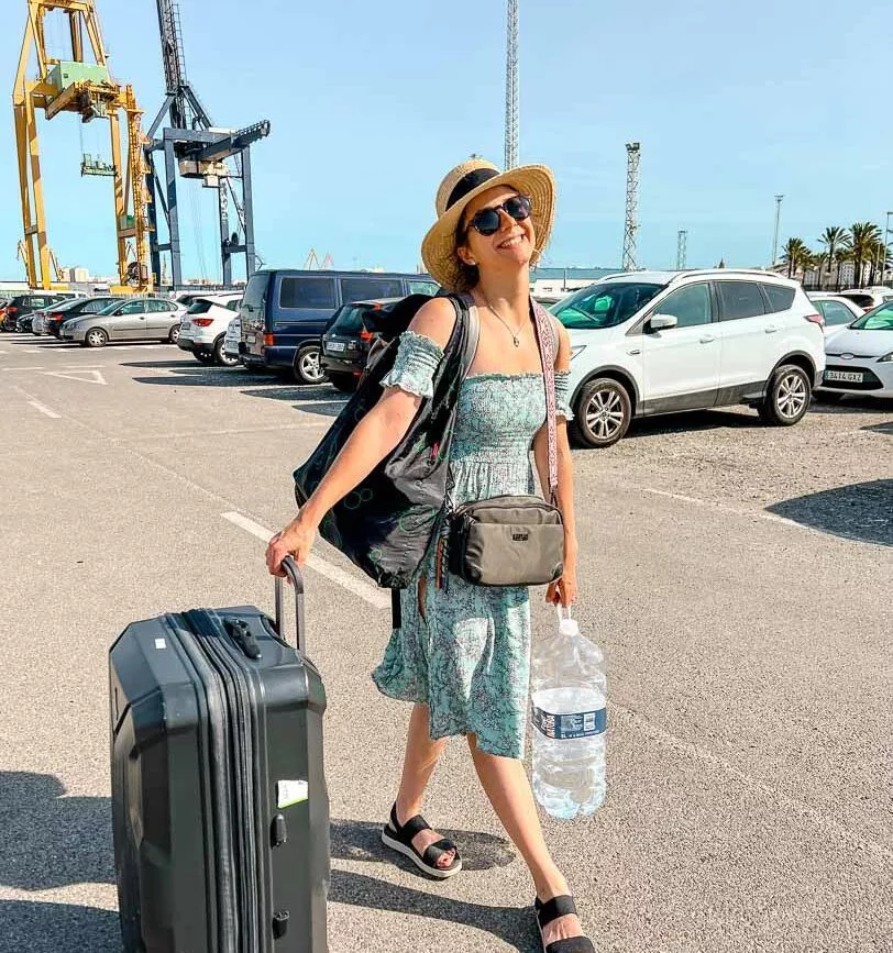 Nina am Parkplatz in Cadiz auf dem Weg zum Mietauto