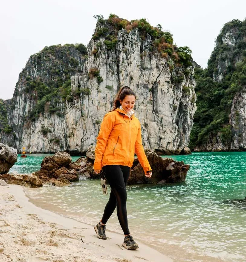 Nina am Strand in Bai Tu Long Bucht, Vietnam