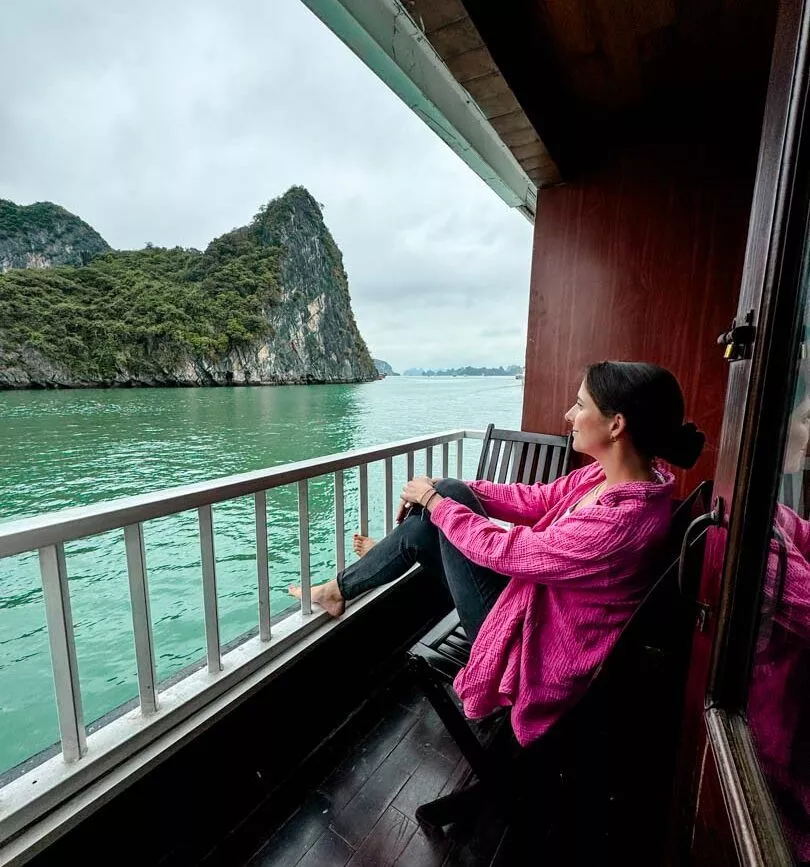 Nina auf dem Balkon des Kreuzfahrtschiffes