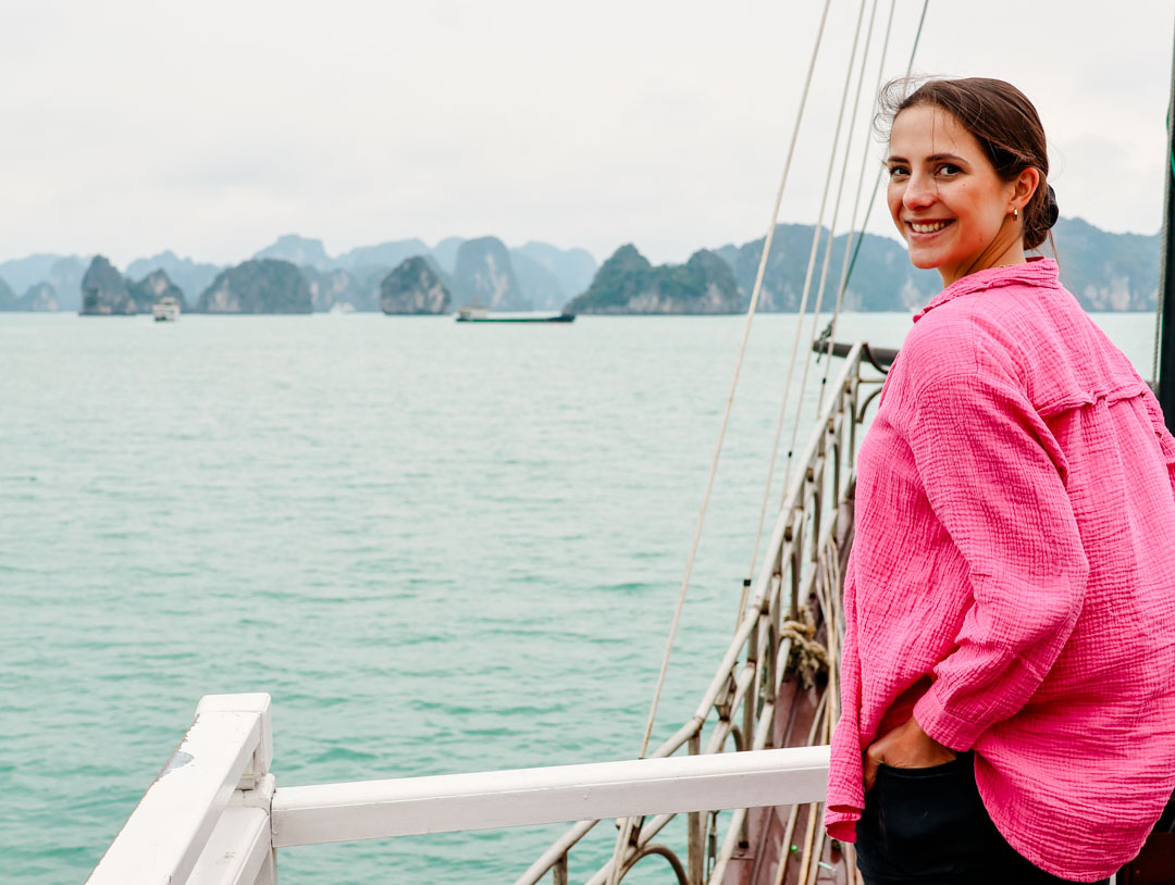 Nina auf einem Boot in der Halong-Bucht