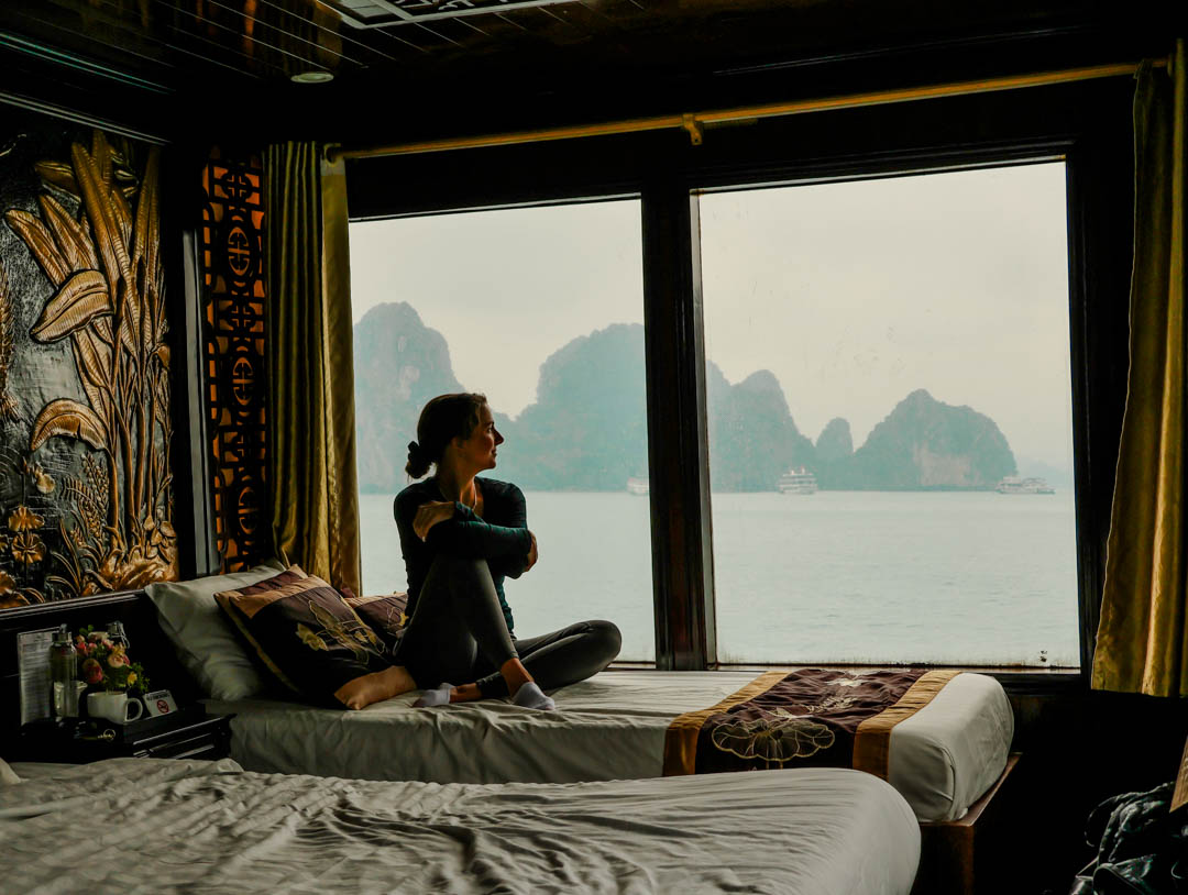 Nina blickt auf die Halong-Bucht
