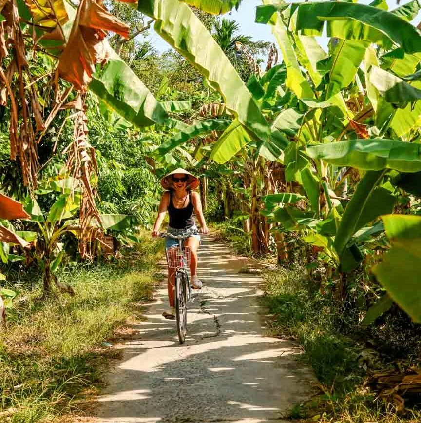 Nina fährt Fahrrad in Can Tho, Vietnam