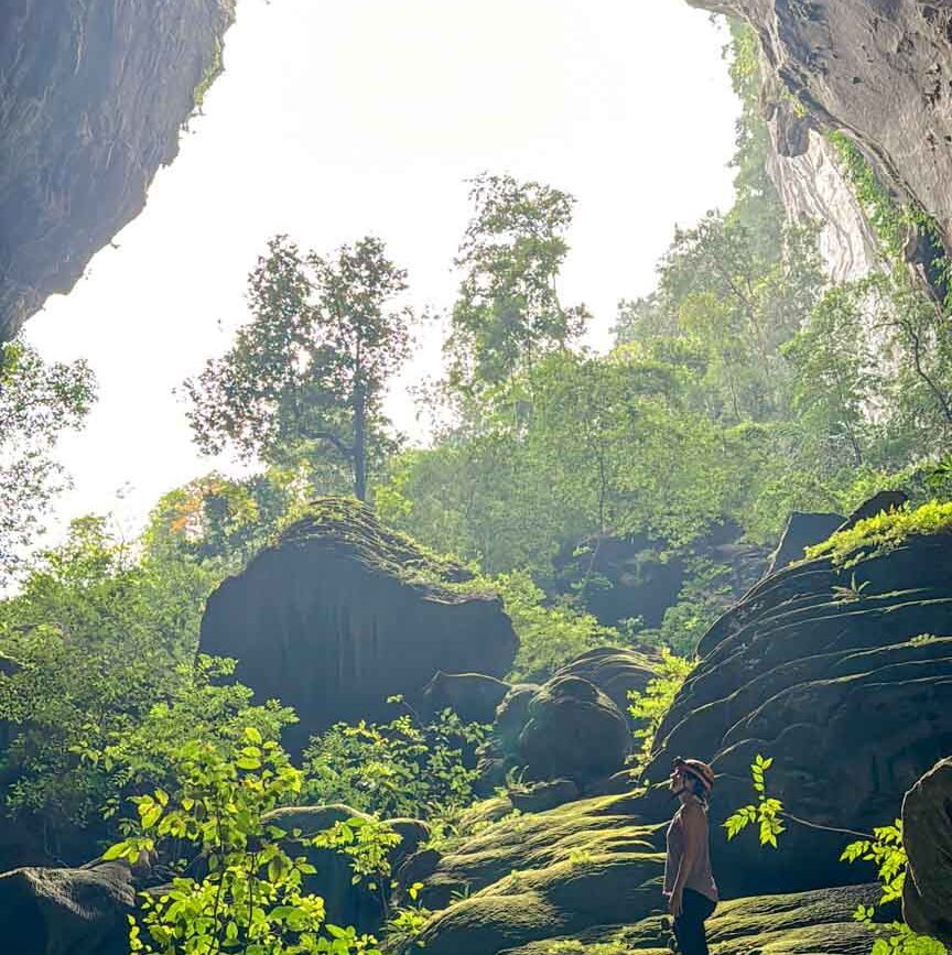 nina in der elephant cave in phong nha vietnam