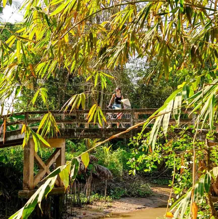 Nina mit Fahrrad auf Brücke in Can Tho, Vietnam