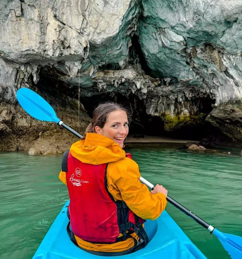 Ninapaddelt blauen Kajak Richtung Höhle