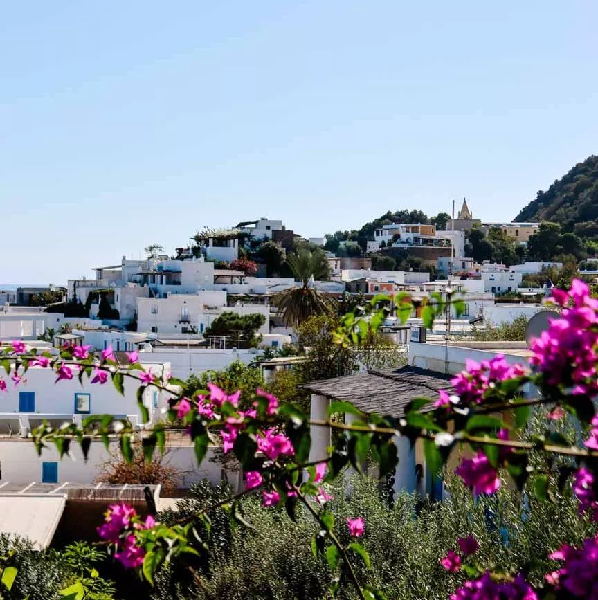 Panarea mit weißen Gebäuden, Vulkan Stromboli