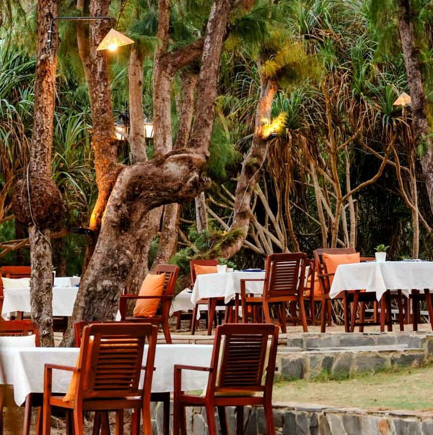 restaurant unter baeumen im poulo condor boutique resort spa