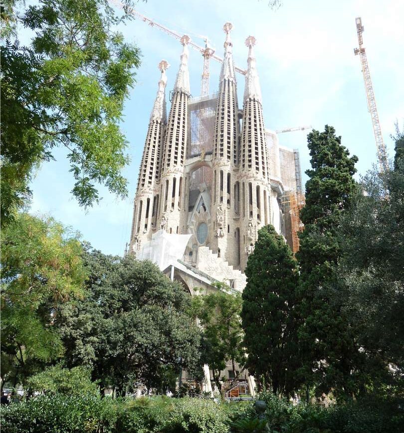 sagrada familia und baeume in barcelona