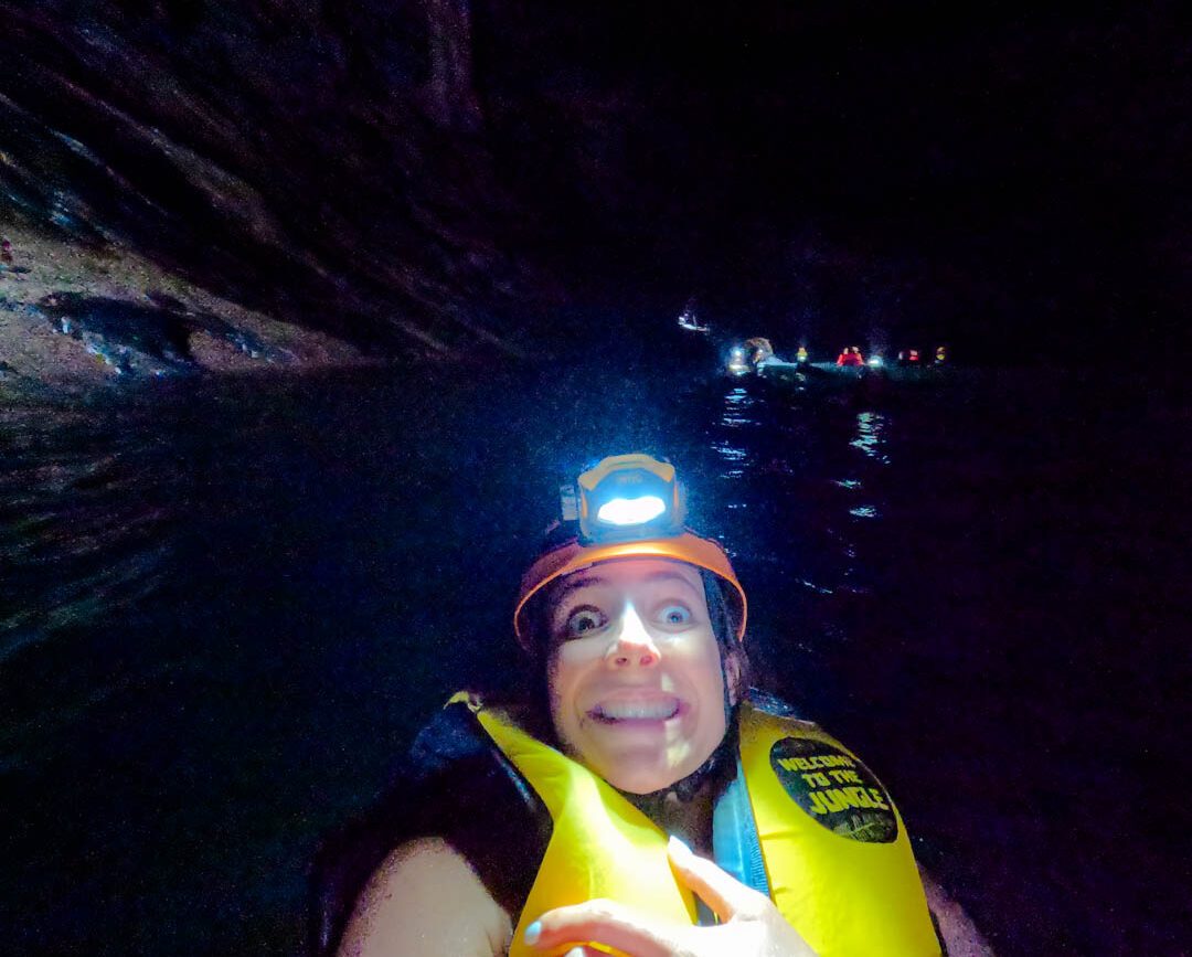 schimmen in dunkler hoehle bei phong nha hoehlentour