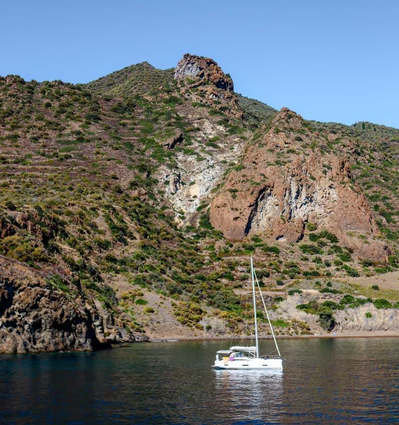 Segelboot auf dem Wasser in der Nähe der Küste von Stromboli
